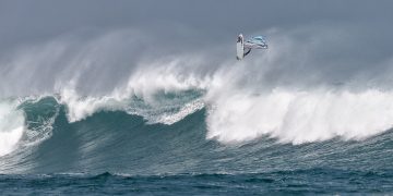 rogue wave, spray, windsurfing